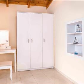 5 bedroom villa with pool & seaview, Perithia, sleeps 10